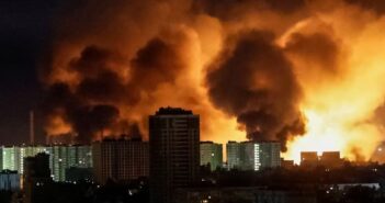 Додаток до меморандуму: Як мають відповісти Україна та Захід на ракетний терор Росії Дональд Трамп дозволив Росії вести переговори паралельно з бойовими діями. Тому ракетними ударами Володимир Путін впливатиме на українців весь час до підписання мирної угоди