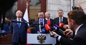 Переговори за сценарієм Путіна: Що буде після Стамбула Дивній поведінці Дональда Трампа є два пояснення. Одне погане для Росії, друге – для України