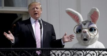 Методичка для Трампа щодо виявлення справжніх причин нападу Путіна на Україну На саміті «Великої сімки» президент США Дональд Трамп не тільки провів чудовий день, зумівши втекти від Зеленського у зв'язку з нагальною необхідністю вкопати два нових флагштоки, про які йтиметься нижче, але й з точністю хірурга, який купив диплом за сало, викрив справжню причину, яка підштовхнула його російського колегу Владіміра Путіна розпочати війну з Україною