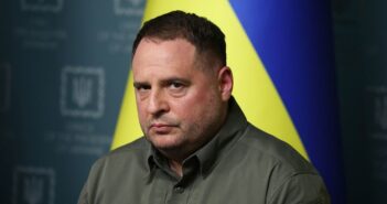 Удар від своїх: Хто розміщує у західній пресі «пасквілі» на Єрмака Головна ідея публікації у The Economist – треба зберегти на своїх посадах Дениса Шмигаля і Кирила Буданова, а не гратися в «ідіотизм із дуже серйозними наслідками»