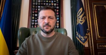Україна не буде дарувати свою землю окупантам – Зеленський Відповідь на українське територіальне питання вже є в Конституції України. Відступати від цього ніхто не буде і не зможе, зазначив президент