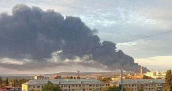 «Криве ППО»: З’явилось яскраве відео атаки на НПЗ у Саратові Безпілотники атакували Саратовську область РФ. Повідомляється про пожежу в районі НПЗ