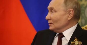 Сергій Марченко: путін дуже боїться бути обісраним на трибуні мавзолею Україна не повинна йти в фарватері путіна і зміцнювати його владу і авторитет у світі. Треба запхати те перемир'я путіну в саме горло і там підірвати