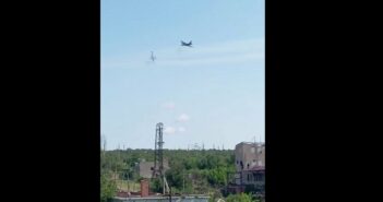 Росіяни збили власний штурмовик Су-25. ВІДЕО Два літаки заходили на ціль. А при виконанні віража задній Су-25 відкрив вогонь по літаку, який знаходився попереду