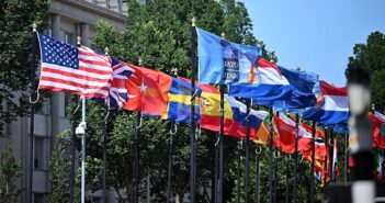 Саміт НАТО: Чому мирні переговори не почнуться раніше кінця року США почнуть діалог щодо миру в Україні тільки після завершення переговорів з Євросоюзом, але єдиною країною з реальними можливостями тиску на Росію залишається Китай