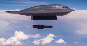 США ударили по Ірану: Що це означає для України? Почати треба з того, що удар відбувся «22 июня, ровно в четыре утра». Чи вкладали американці якийсь символічний зміст в дату, сказати важко. Але точно можемо говорити, що в Кремлі це сприйматимуть як «тонкий натяк на товсті обставини»