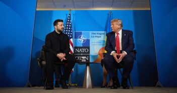 Василь Рибников: Чому Трамп «боневтік»? Все ж не дарма головний український титан Єрмак Андрій Борисович днями говорив про те, що Володимир Зеленський – це розум, честь і совість нашої епохи, «кращий президент, якого моя країна бачила за роки незалежності»