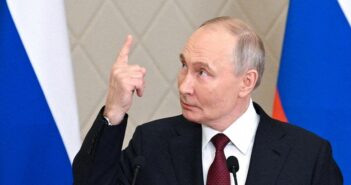 Спектакль для Трампа: Чому путін на своєму радбезі не махав «Орєшніком» Після запровадження мит проти всього світу, яке у підсумку завершилося гучним пшиком, Дональд Трамп розповідав, як всі тепер його «цілують в зад». Оскільки росію мита США оминули, у путіна тільки зараз з’явилася нагода лизнути главу Білого дому. І він це зробив