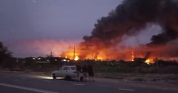 «Вся Самара у диму»: Відео грандіозної пожежі на Сизранському НПЗ На очах в очевидців черговий ударний дрон успішно влучив у завод, хоча по ньому вела вогонь російська «пєвєо»