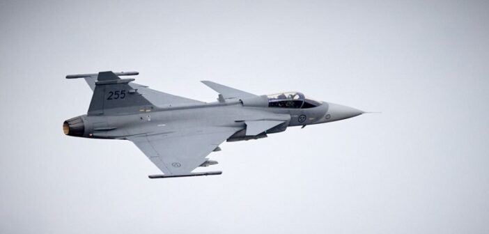 Україна отримає 150 винищувачів Gripen. ВІДЕО Saab JAS 39 Gripen – універсальний бойовий літак четвертого покоління. Скорочення JAS розшифровується як Jakt (винищувач), Attack (штурмовик) і Spaning (розвідник)