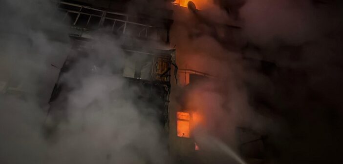 Удар рашистів по Києву: троє загиблих, десятки поранених. ВІДЕО До ліквідації наслідків атаки ворога залучено понад 100 рятувальників та понад 20 одиниць техніки
